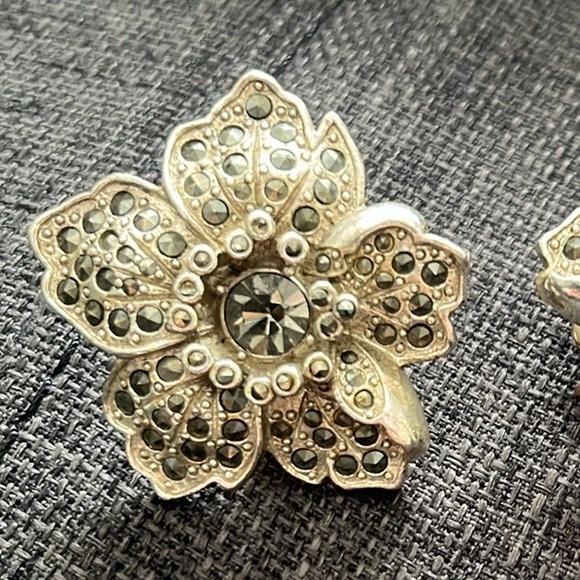 Gorgeous Silver Marcasite Floral Clip Earrings - Picture 9 of 16